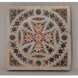 Carreau à incrustations de mosaïques de pierres polychromes à motif central [...]