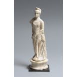 Belle sculpture féminine probablement la Déesse Vénus genitrix sur socle mouluré [...]