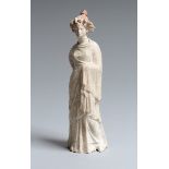 Fine statuette tanagréenne féminine à la coiffe côtelée ornée de feuilles, une [...]