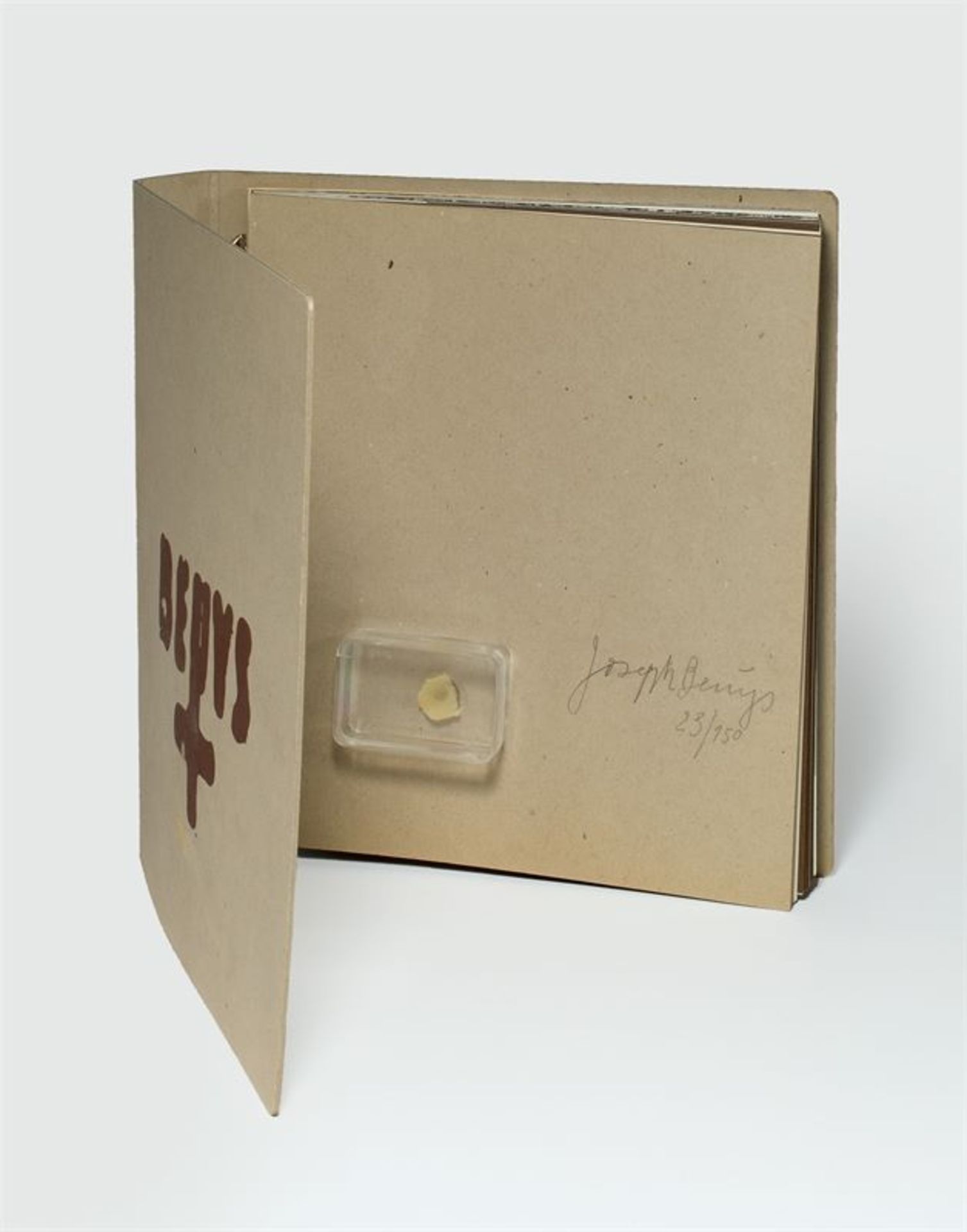Joseph Beuys (Krefeld 1921 – 1986 Düsseldorf) „Fingernagelabdruck aus gehärteter Butter“. 1971