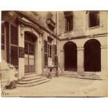 Eugène Atget (Libourne b. Bordeaux 1857 – 1927 Paris) „Hotel Le Charron, 15 quai Bourbon“. 1903