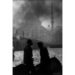 Ara Güler (Istanbul 1928 – lebt in Istanbul) Bootsleute am Goldenen Horn, die alte Galata-Brücke und