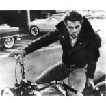 Phil Stern (Philadelphia 1919 – 2014 Los Angeles) James Dean auf dem Motorrad, Los Angeles. 1955