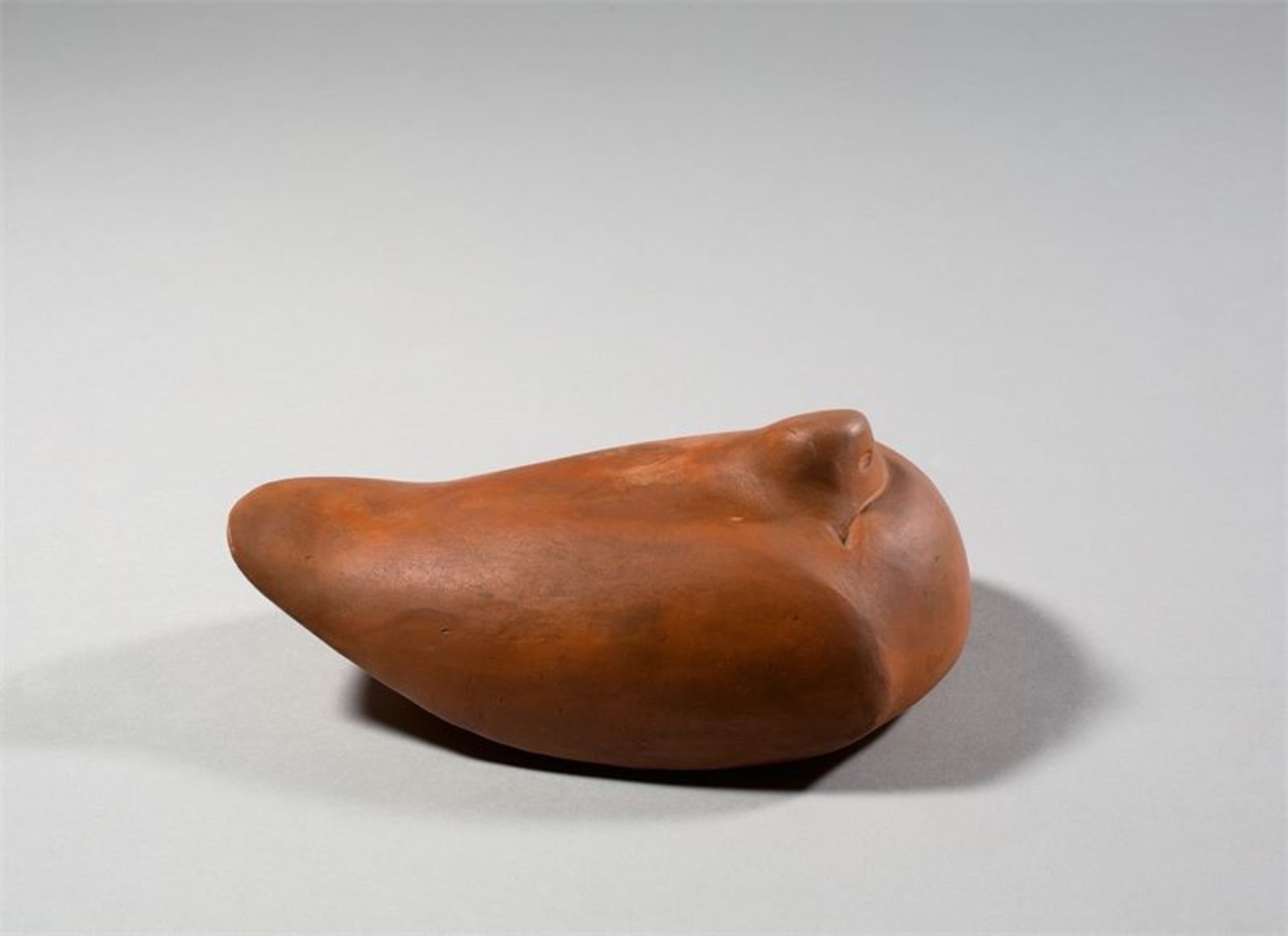 Otto Baum (Leonberg 1900 – 1977 Esslingen) „Taube“. 1941 Roter Ton, gebrannt. 21,5 × 12,5 × 7,5 cm (