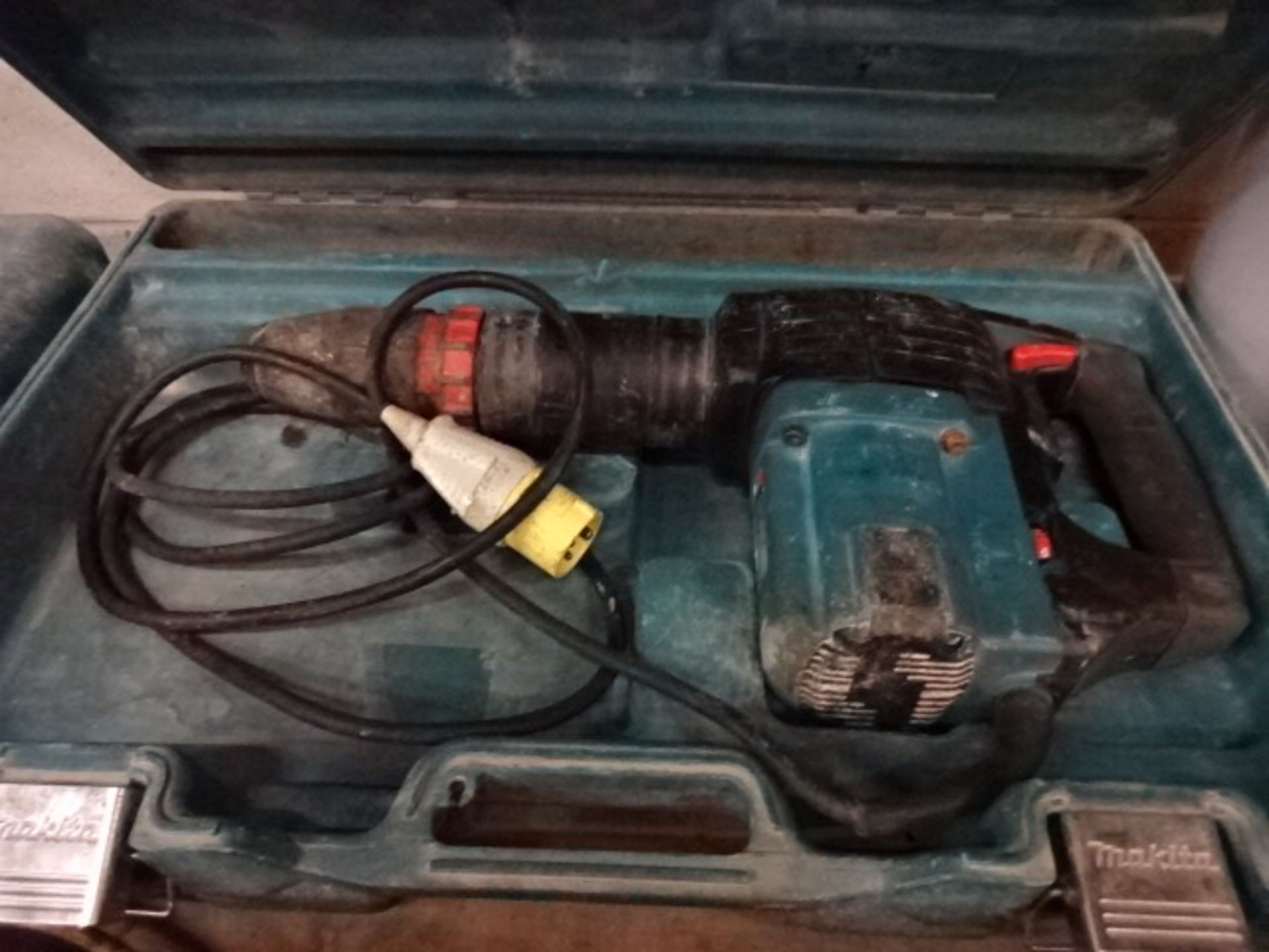 MAKITA HM1202C breaker c/w case