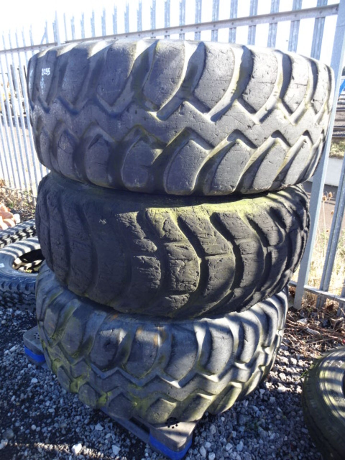 3 x MOXY 20.5 R25 tyres