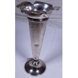 Hallmarked silver bud vase with weighted base H: 15 cm