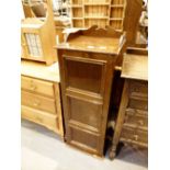 Dark oak single door cupboard with three shelves, H: 101 cm,