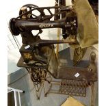 Antique Singer sewing machine CONDITION REPORT: The stand is part of the lot,