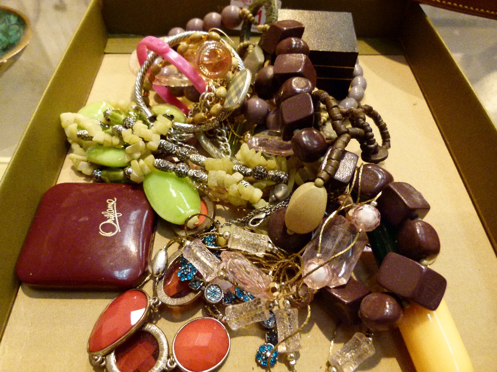 Small quantity of costume jewellery