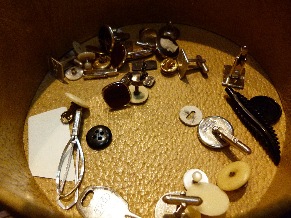 Collar box of cufflinks including a pair of Wedgwood Jasperware examples