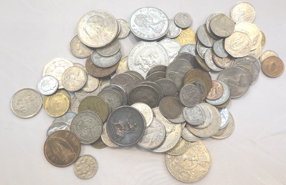 Collection of mixed worldwide coinage including some 500 silver examples