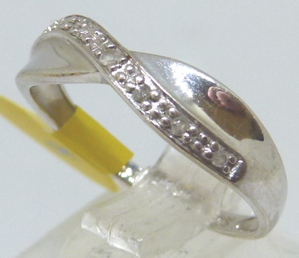 9ct white gold crossover ring,