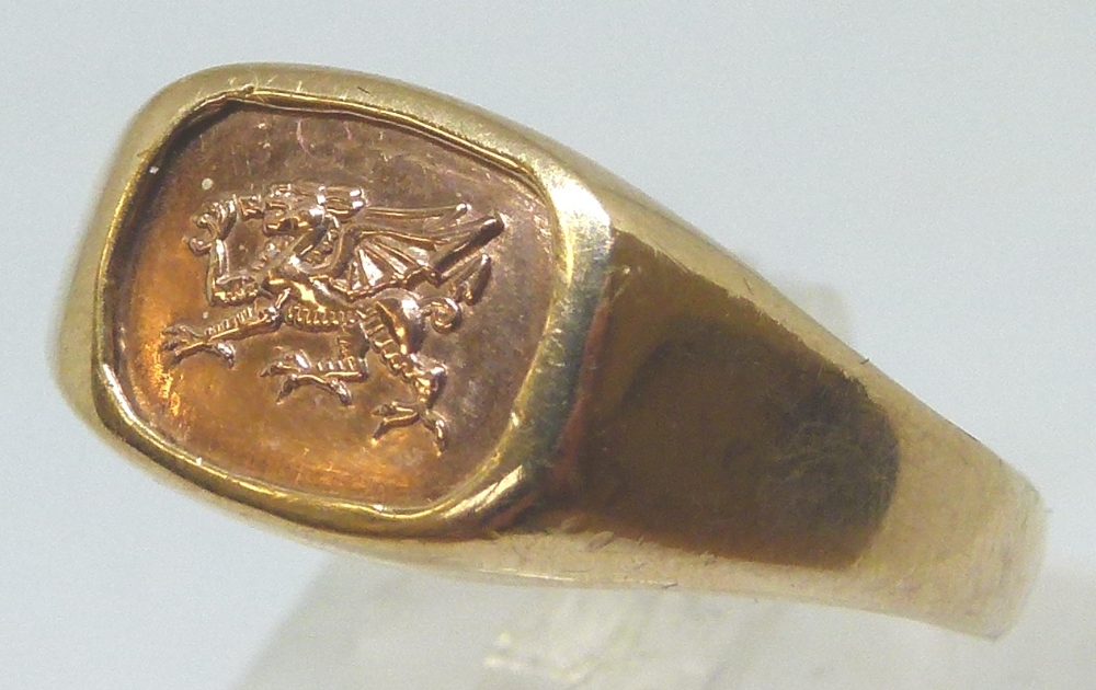 Welsh hallmarked 9ct gold gents ring with dragon, 6.