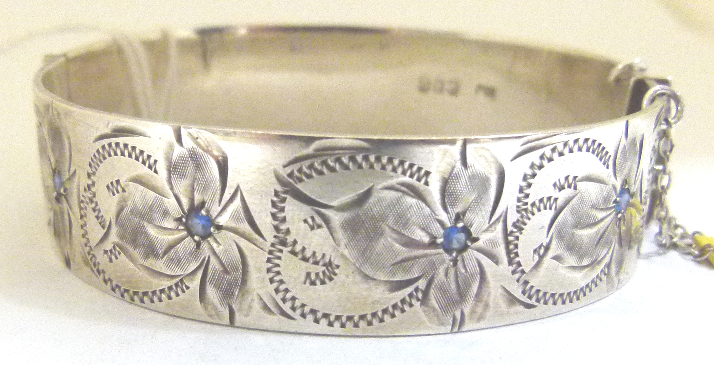 Sterling silver vintage 1978 solid hinged bangle,