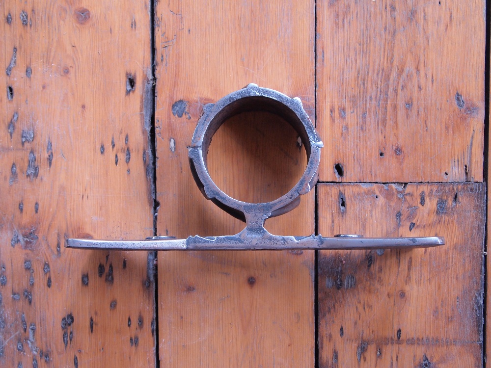 Victorian cast iron downspout brackets in bow formation H: 33 cm - Image 4 of 4