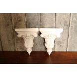 A pair of victorian style plaster corbels with flower design H : 22 cm