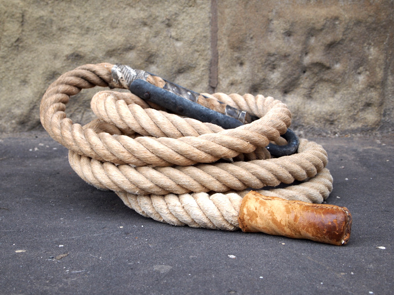 20thC natural cotton school gym rope with steel ends L : 400 cm