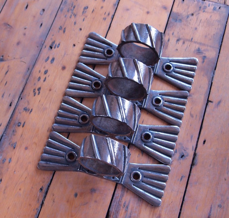 Victorian cast iron downspout brackets in bow formation H: 33 cm