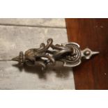Victorian cast iron rustic door knocker with knot design 27 x 10 cm