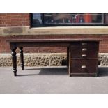 Mid 20thC large oak and pitch pine desk H : 75 L : 183 cm