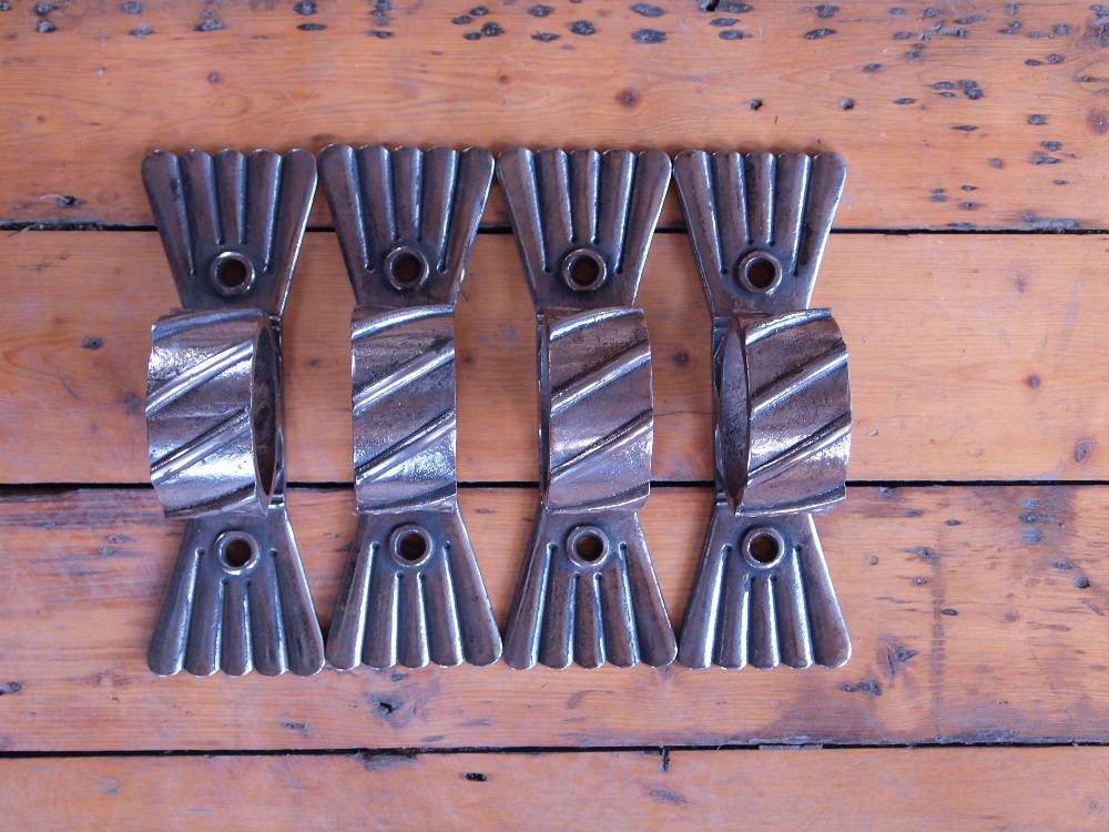 Victorian cast iron downspout brackets in bow formation H: 33 cm - Image 3 of 4