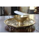 Victorian brass cup with long handle and plate with leaf border H : 5 cm