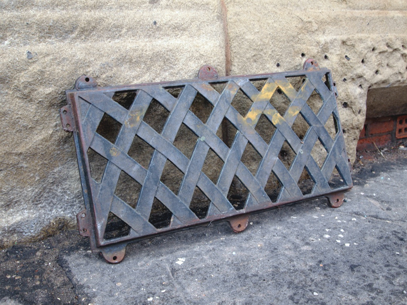 Victorian style cast lattice grate H: 29 cm