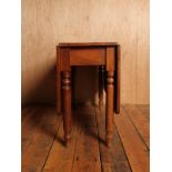 Victorian mahogany drop leaf table with turned legs H : 73 L : 400/1300 W : 100 cm