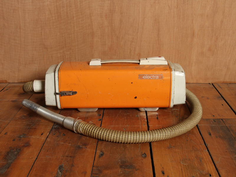 Retro compact Electra vacuum in bright orange H : 17 L : 60 W : 15 cm