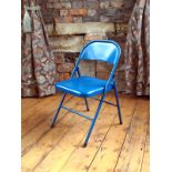 Retro metal folding seat in electric blue H : 78 W : 46 cm