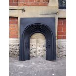 Victorian cast iron arched insert with floral decorative feature H: 92 W: 77 cm