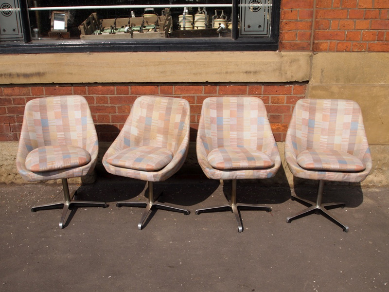 Set of six Circa 1960's check upholstered swivel dining chairs on chrome legs H : 80 W : 55 cm