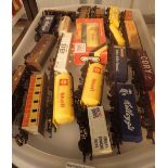 Tray of 00 gauge goods wagons