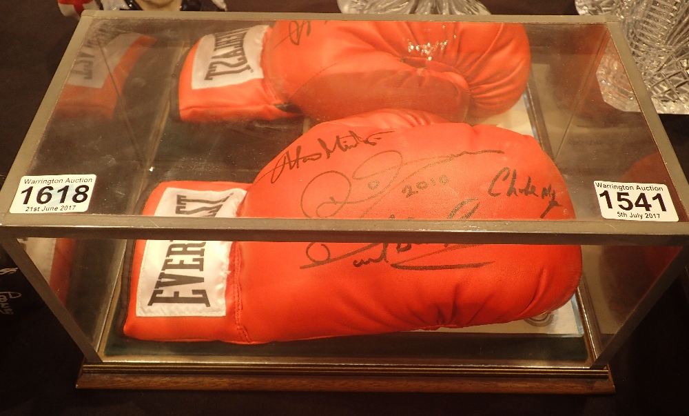 Everlast boxing glove signed by four British boxers, Alan Minter, Richard Dunn,