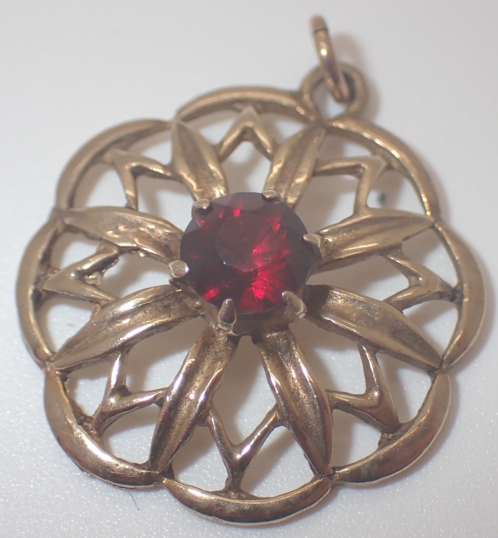 9ct gold vintage 1965 garnet set pendant