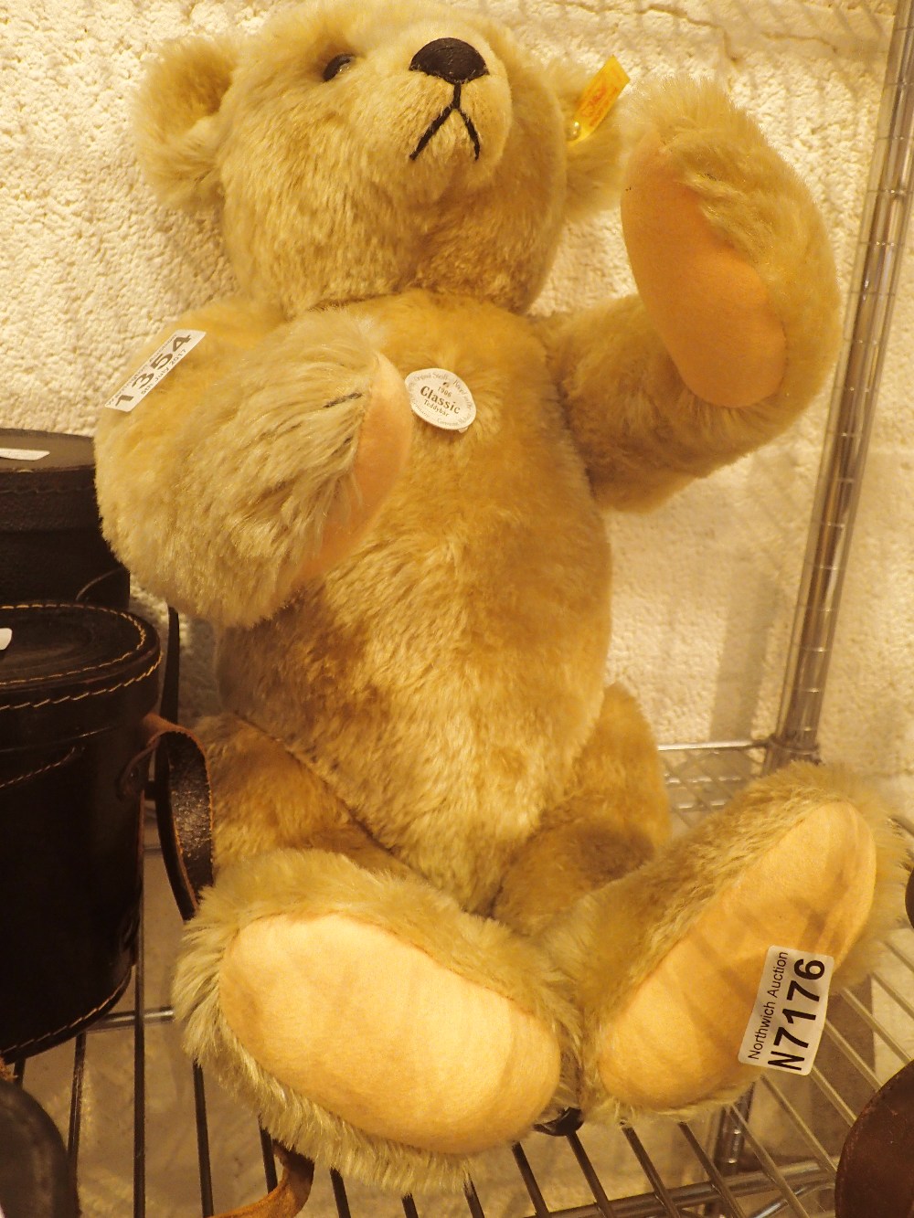 Large Steiff bear with hump and growler, in mohair classic style,