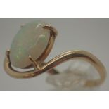 18 ct gold opal ring, size O/P, 2.