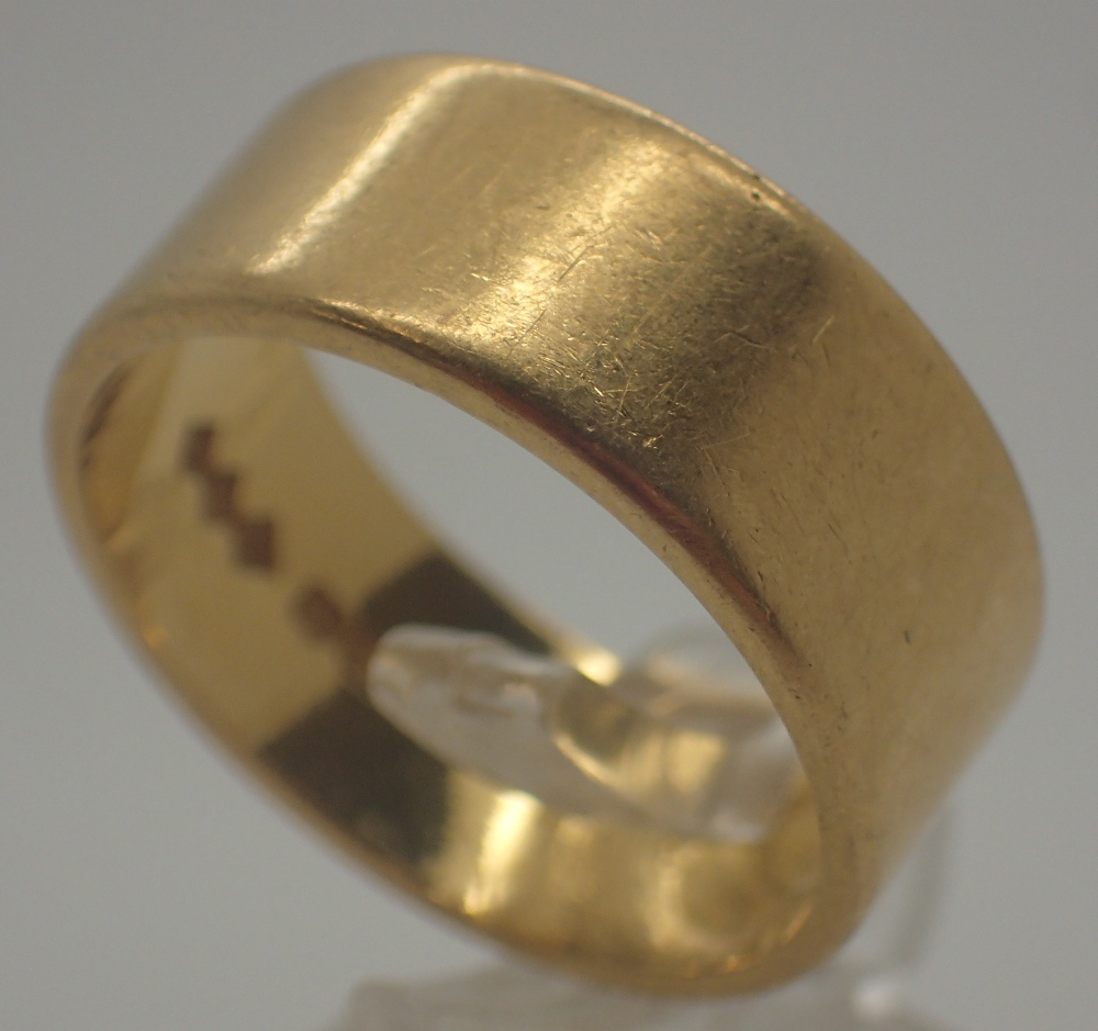 22 ct gold wedding band, 8.