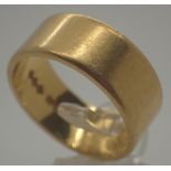 22 ct gold wedding band, 8.