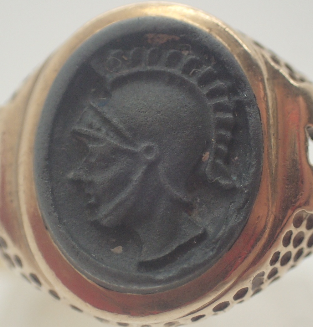 9 ct gold gents haemetite intaglio signe - Image 2 of 2