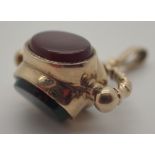 9ct gold swivel fob set with agate CONDITION REPORT: Good condition,