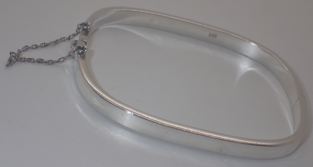 925 silver cushion shaped bangle with safety chain