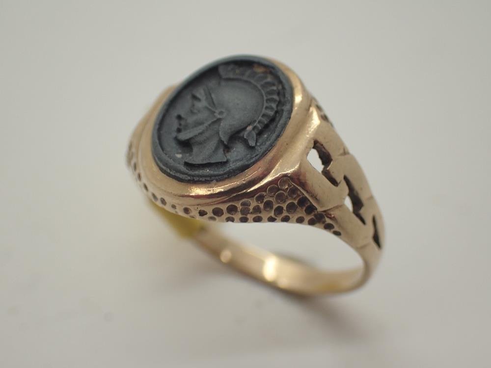 9ct gold gents haematite centurion head ring,