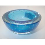 Whitefriars Geoffrey Baxter design controlled bubble glass bowl in blue D: 17 cm