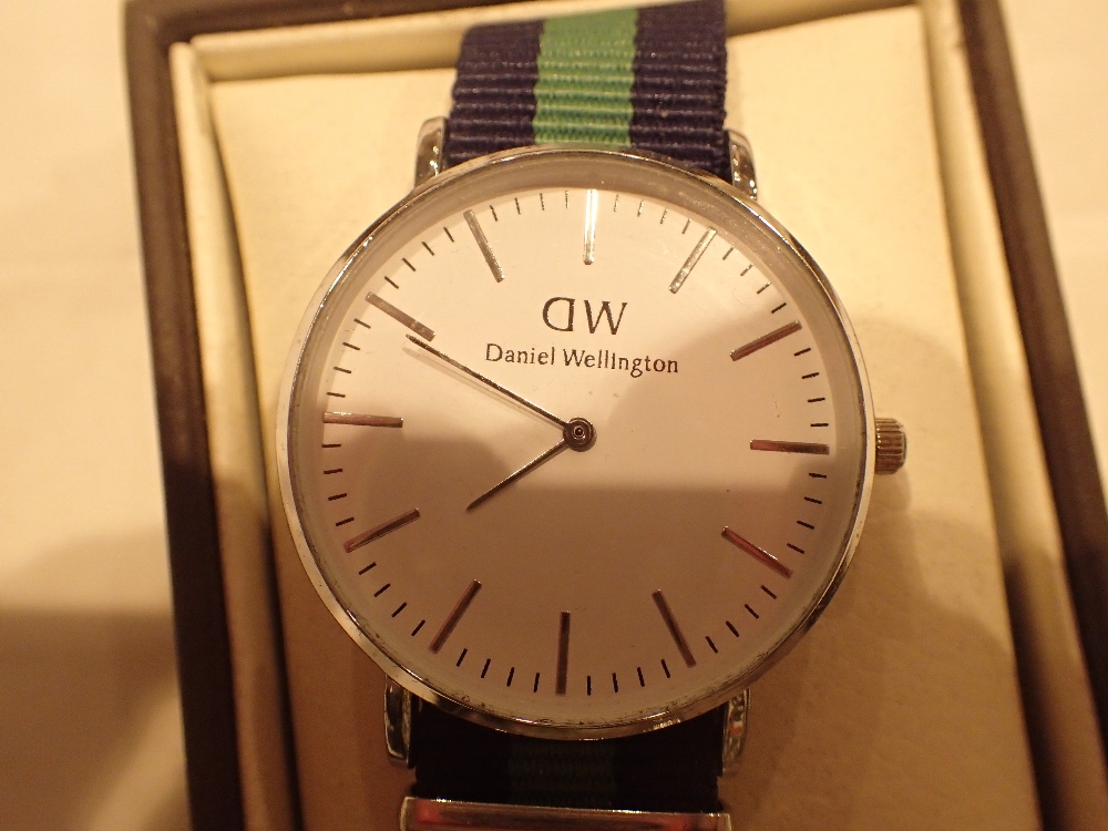 New Daniel Wellington wristwatch stainless steel with fabric strap