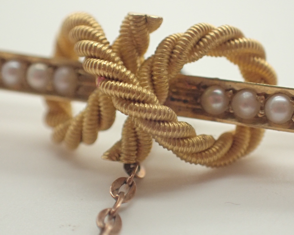 15ct yellow gold knotted rope brooch set with seed pearls 4. - Image 4 of 7