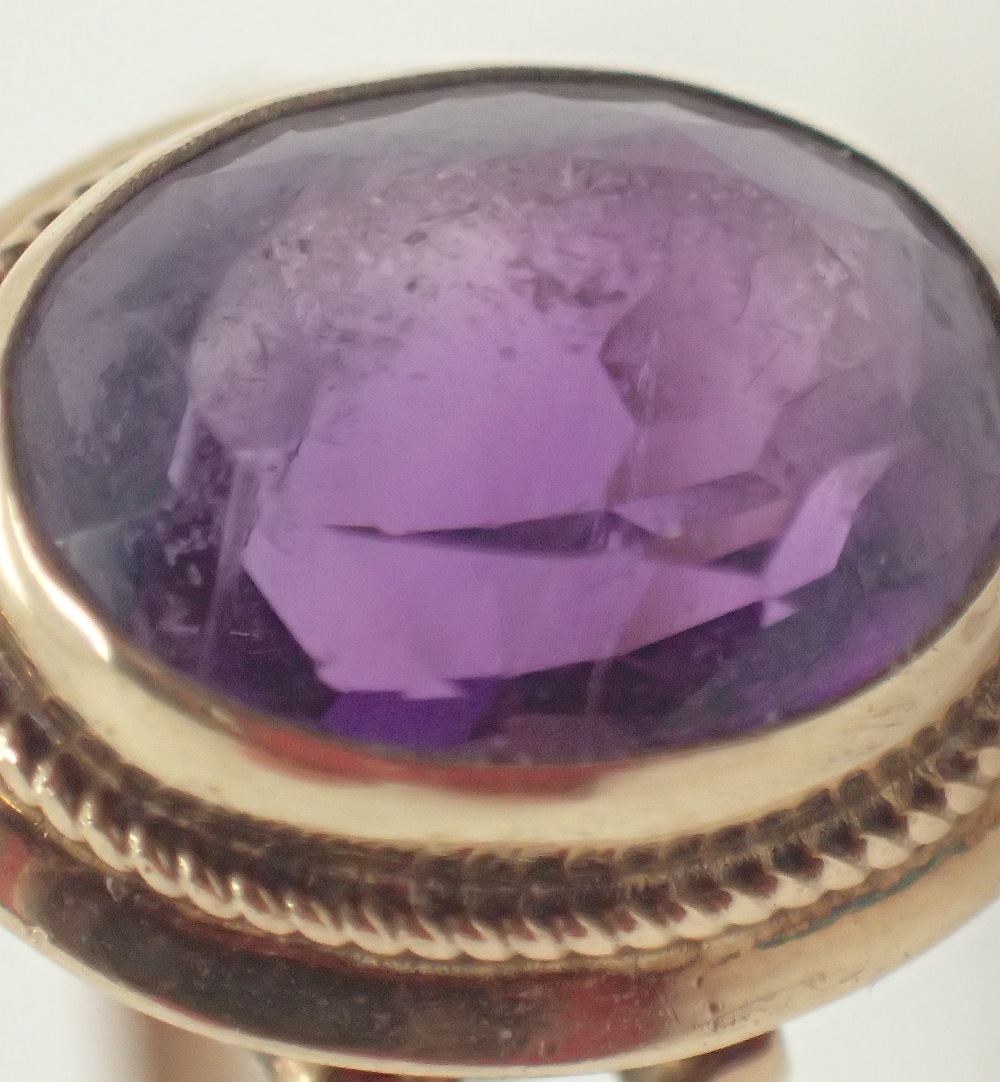 9ct gold ring set with a large amethyst Size O - Image 4 of 5