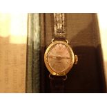 Boxed Accurist ladies 9ct gold 21 jewel wristwatch on a leather strap