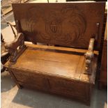 Ornately carved monks bench with lion arms in oak L: 105 cm